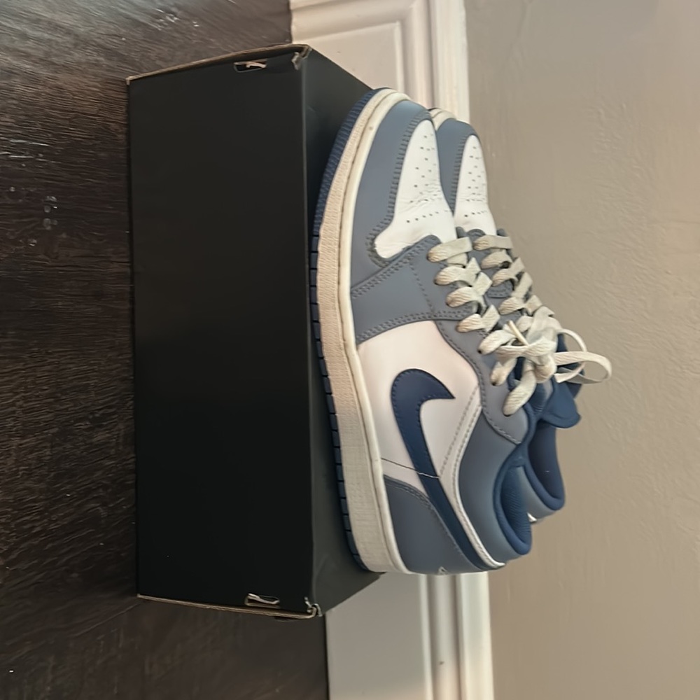 Like new men’s 8.5 air Jordan 1 low
